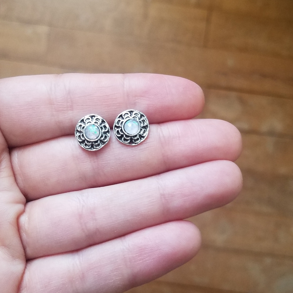 NWOT White Triplet Opal Flower Stud Earrings - Picture 6 of 9